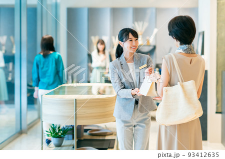 接客する若い女性の店員　撮影協力：g GIFT AND LIFESTYLE 93412635