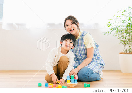 男の子と遊ぶ若い保育士 93412701