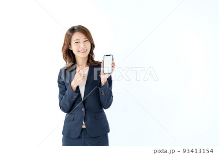 ビジネス　スマートフォン　指差す女性 93413154