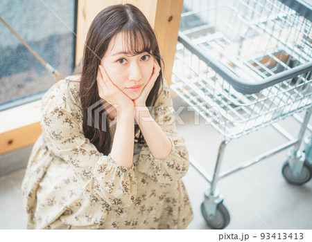 雨の日のコインランドリーで順番待ちをしている女性 93413413