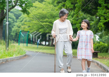 介護 シニア女性 子供 介護 シニア女性 子供 93413990