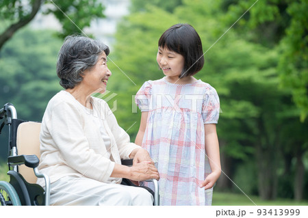 介護　シニア女性　子供 93413999