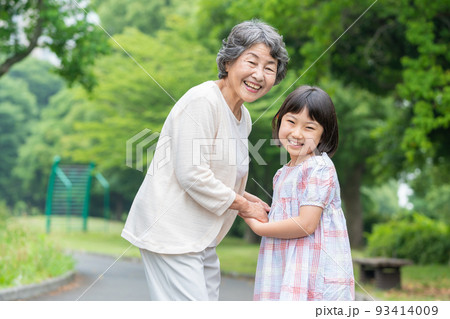 介護　シニア女性　子供 93414009