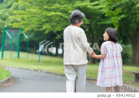 介護 シニア女性 子供 介護 シニア女性 子供 93414012