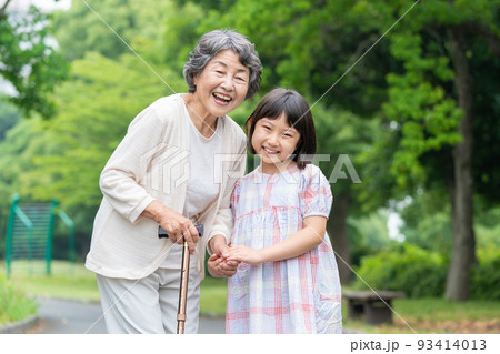 介護　シニア女性　子供 93414013