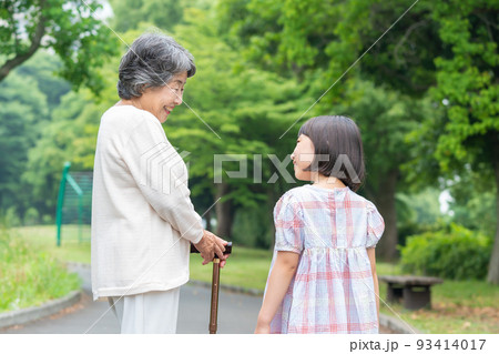 介護　シニア女性　子供 93414017