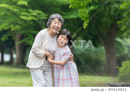 介護　シニア女性　子供 93414021