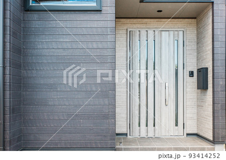 新築の家の玄関周り 93414252