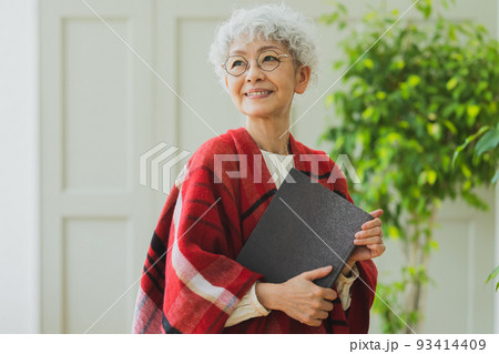 シルバーヘアの女性 シルバーヘアの女性 93414409