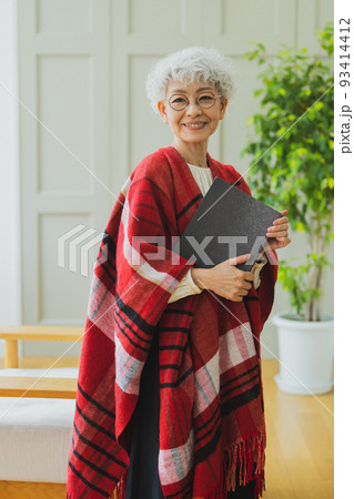 シルバーヘアの女性 シルバーヘアの女性 93414412