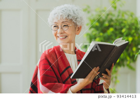 シルバーヘアの女性 93414413