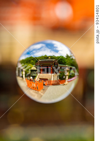 ビー玉の中に写る紀州東照宮 93414801