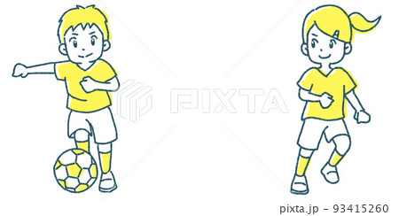 サッカーボールをける男の子と女の子 サッカーボールをける男の子と女の子 93415260