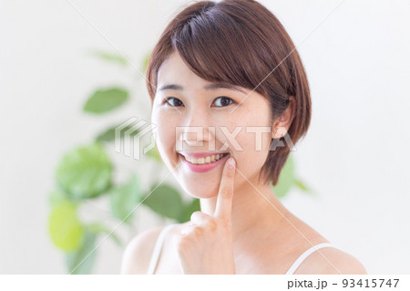 笑顔の女性（美容・歯・ホワイトニング） 93415747