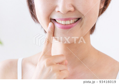 笑顔の女性（美容・歯・ホワイトニング） 93416019