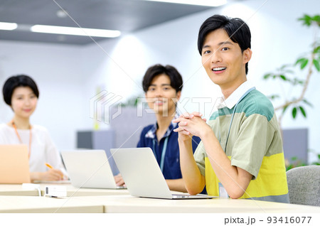 オフィスで働く私服の若いエンジニア 93416077