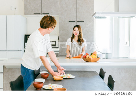 食事の準備を手伝う男性と女性(夫婦) 食事の準備を手伝う男性と女性(夫婦) 93416230