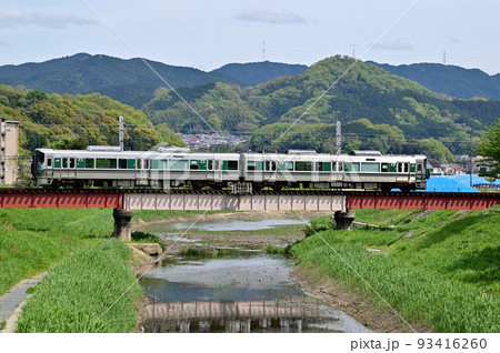 初瀬川（大和川）のガーダー橋を渡るJR桜井線の列車 93416260