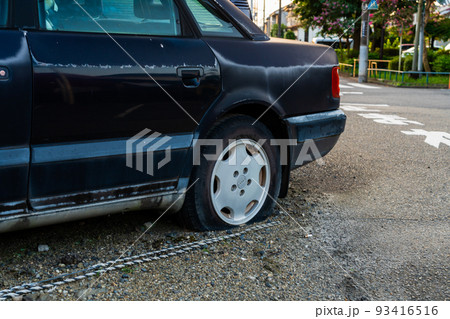 駐車場の放置車両 廃車 パンク 駐車場の放置車両 廃車 パンク 93416516