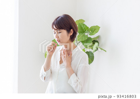咳をしている女性 93416803
