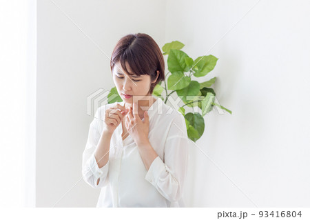 咳をしている女性 93416804