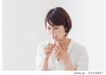 咳をしている女性 咳をしている女性 93416807