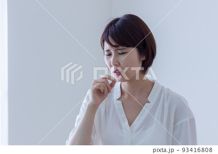 咳をしている女性 咳をしている女性 93416808