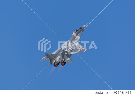 ポーランド空軍MiG-29デモチーム上昇 93416944
