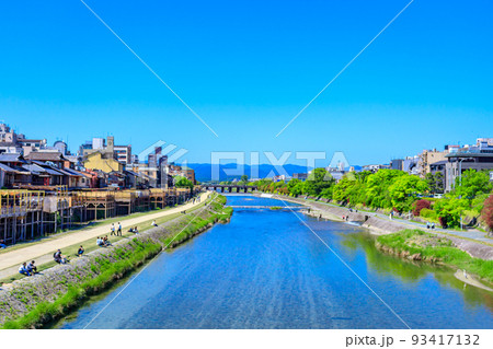 【京都の古都風景】四条大橋からの鴨川 93417132