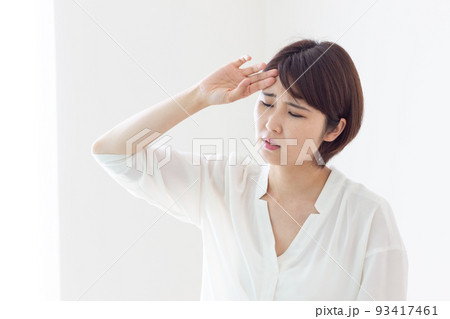 体調不良の女性(風邪・頭痛・熱) 体調不良の女性(風邪・頭痛・熱) 93417461