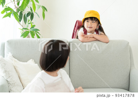 帰宅してママに話しかける小学生の女の子 93417878