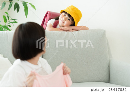 帰宅してママに話しかける小学生の女の子 帰宅してママに話しかける小学生の女の子 93417882