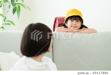 帰宅してママに話しかける小学生の女の子 帰宅してママに話しかける小学生の女の子 93417884