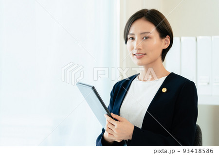 デスクワークをする弁護士女性 デスクワークをする弁護士女性 93418586