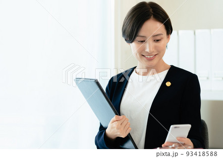 デスクワークをする弁護士女性 93418588