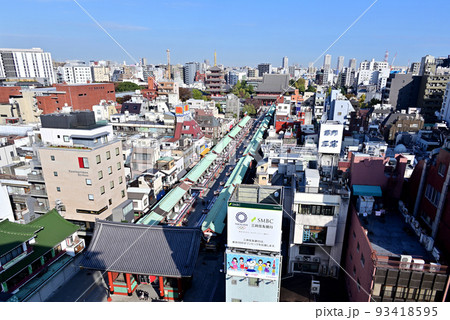 雷門から浅草寺本堂への俯瞰 93418595