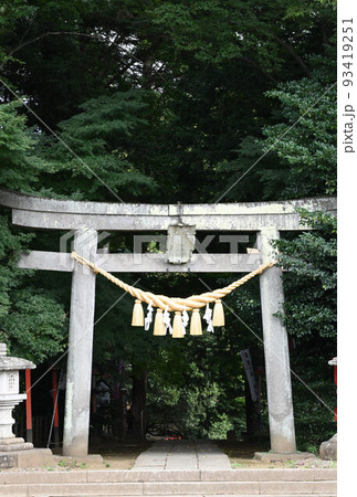 （神社の風景）栃木県小山市 間々田八幡鳥居 やや寄り 93419251