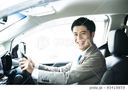 男性 車 運転 カメラ目線 笑顔 男性 車 運転 カメラ目線 笑顔 93419859