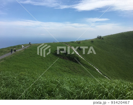夏の伊豆大室山山頂火口北側から山頂火口東側の遊歩道を望む 夏の伊豆大室山山頂火口北側から山頂火口東側の遊歩道を望む 93420467