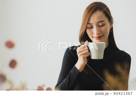 カフェ　黒いニットの女性 93421307