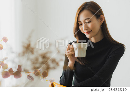 カフェ　黒いニットの女性 93421310