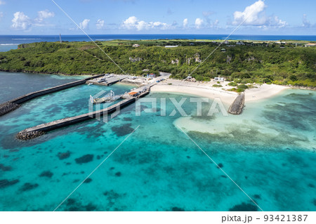 沖縄県・来間島・来間漁港とパチャビーチ 93421387