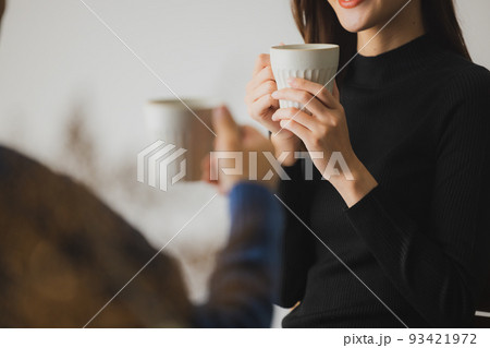 カフェ　カップル　冬 93421972