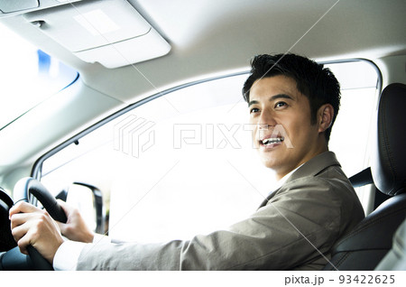 男性　車　運転　横顔 93422625