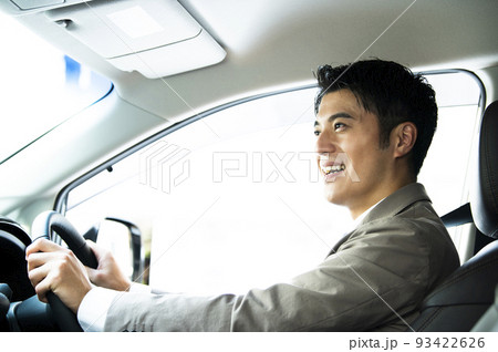 男性　車　運転　横顔 93422626