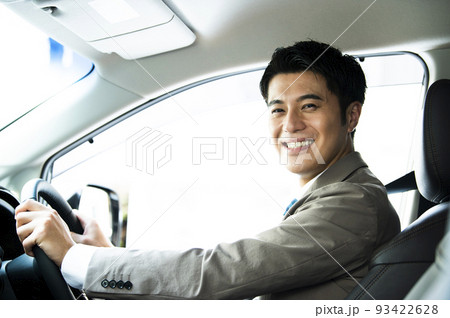 男性 車 運転 カメラ目線 笑顔 男性 車 運転 カメラ目線 笑顔 93422628