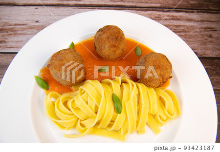 Spaghetti pasta with meatballs and tomato sauce Spaghetti pasta with meatballs and tomato sauce 93423187