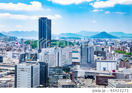 双葉山山頂から広島駅北口から広島港方面への展望です。ビッグフロントビル、比治山公園、似島が見えます。 93423273