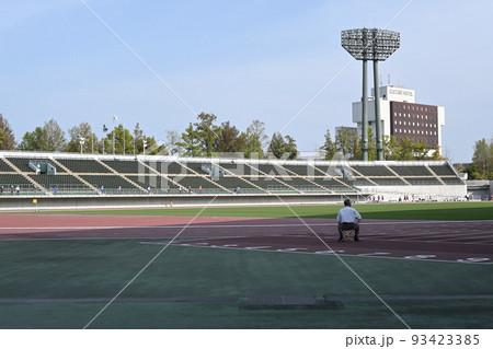 陸上競技場、記録員、後ろ姿 陸上競技場、記録員、後ろ姿 93423385