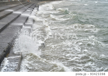 荒れた波、防波堤、階段 荒れた波、防波堤、階段 93423398